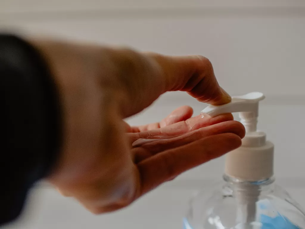 Ilustrasi hand sanitizer (Unsplash/Kelly Sikkema)