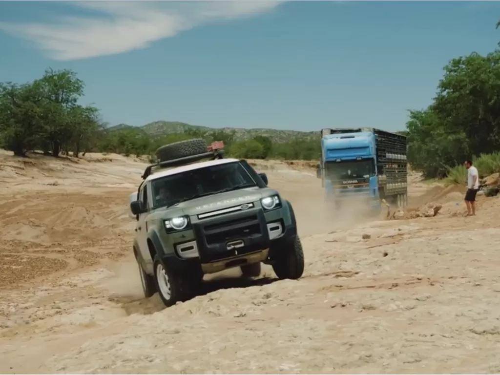 Tampilan dua unit SUV Land Rover Defender 2020 ketika menarik truk seberat 20 ton. (SS/Youtube/Carscoops)