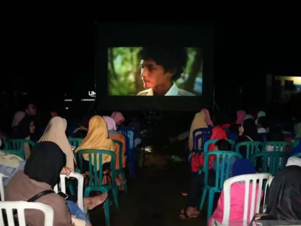 Warga desa Tawangsari, Kecamatan Pujon, Kabupaten Malang, saat menonton film yang diselenggarakan mahasiswa Kine klub UMM, akhir pekan lalu (ANTARA/HO/UMM/End)