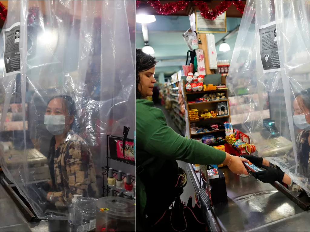 Potret kasir di Argentina yang pasang tirai plastik untuk cegah virus corona. (REUTERS/Agustin Marcarian)