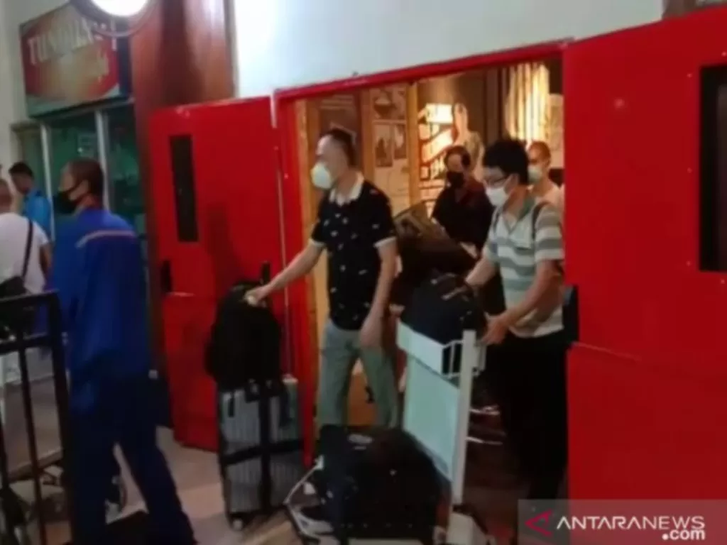 Rombongan TKA Tiongkok yang tiba di Bandara Haluoleo. (ANTARA NEWS/Harianto)
