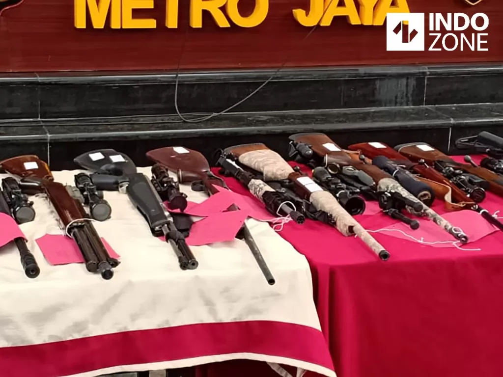 Foto rilis 20 senjata ilegal di Polda Metro Jaya. (INDOZONE/Samsudhuha Wildansyah)