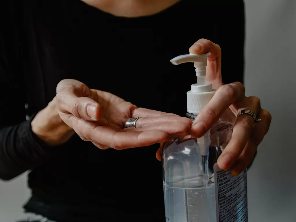 Ilustrasi penggunaan hand sanitizer (Unsplash/Kelly Sikkema)