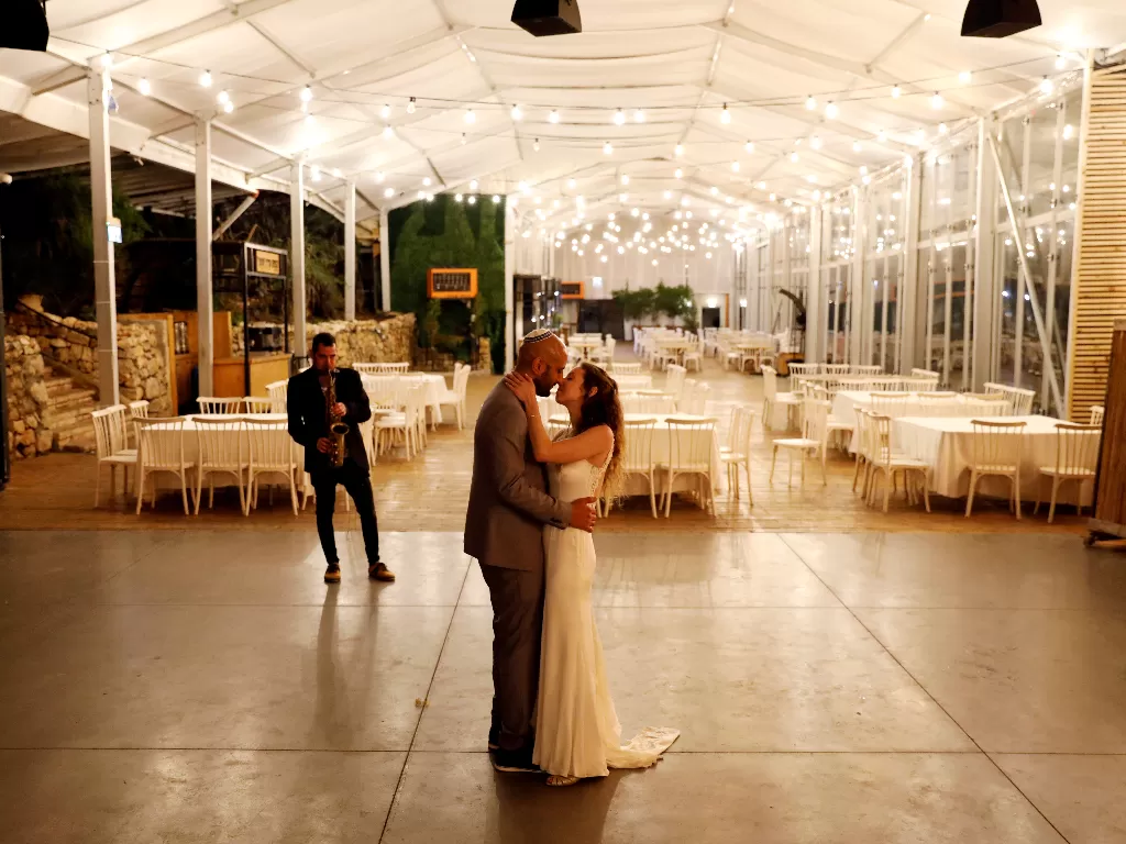 Pasangan Israel Roni Ben-Ari dan Yonatan Meushar, menari ketika mereka menikah di Ein Hemed Forest Wedding Venue, Israel, 18 Maret 2020. (REUTERS/Ronen Zvulun)
