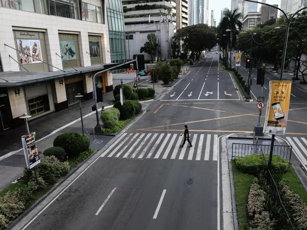 Sebuah ruas jalan di Makati City, Metro Manila yang lengang tanpa aktivitas setelah diberlakukannya pembatasan pergerakan sesuai instruksi Presiden Rodigro Duterte. (REUTERS/Eloisa Lopez)