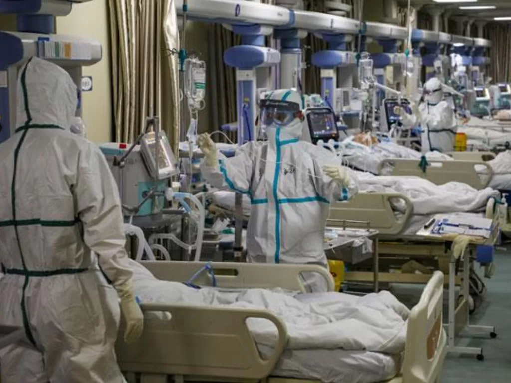 Penanganan medis pasien virus corona di Rumah Sakit Wuhan. (China Daily via REUTERS)