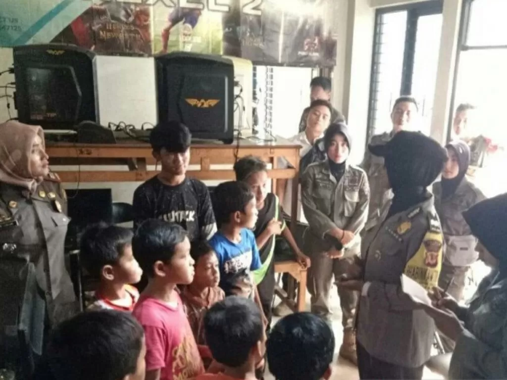 Jajaran Polres Cianjur, Jawa Barat, menggelar razia ke sejumlah warnet dan rental ps yang masih banyak di kerumuni anak usia sekolah yang dimbau untuk belajar di rumah agar terhindar dari COVID-19, Rabu (18/3/2020) (ANTARA/Ahmad Fikri)