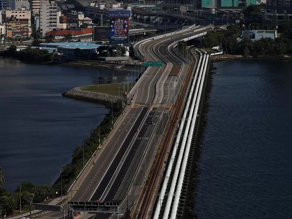 Suasana Woodlands Causeway kosong antara Singapura dan Malaysia setelah isolasi. (REUTERS/Edgar Su)