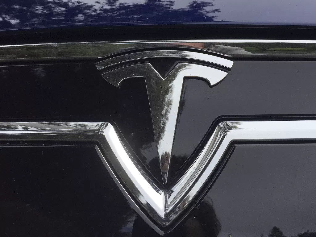 Logo pabrikan Tesla. (REUTERS/Alexandria Sage)