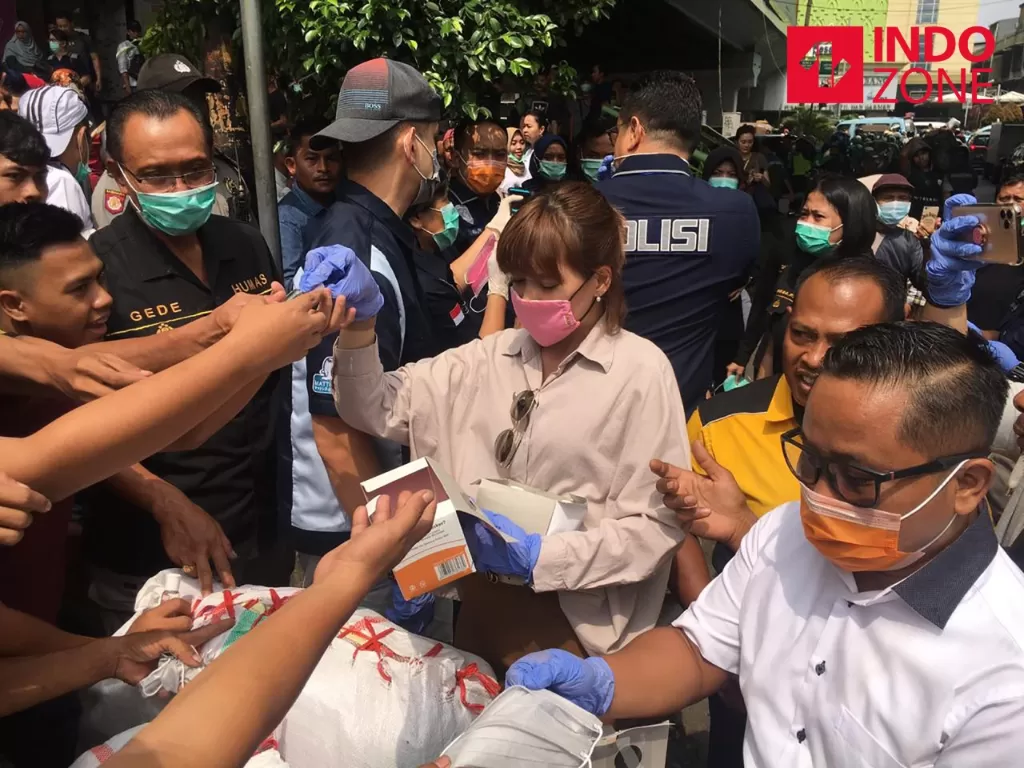 Jajaran Polda Metro Jaya dan artis bagikan masker dan hand sanitizer gratis di Pasar Tanah Abang, Jakarta Pusat, Kamis (19/3/2020) (INDOZONE/Samsudhuha Wildansyah)