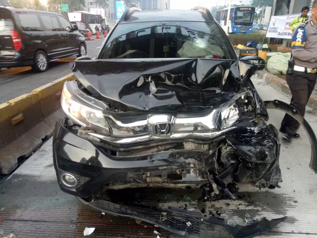 Kondisi mobil pasca kecelakaan di depan Polda Metro Jaya, Jakarta. (Humas Polda Metro Jaya)
