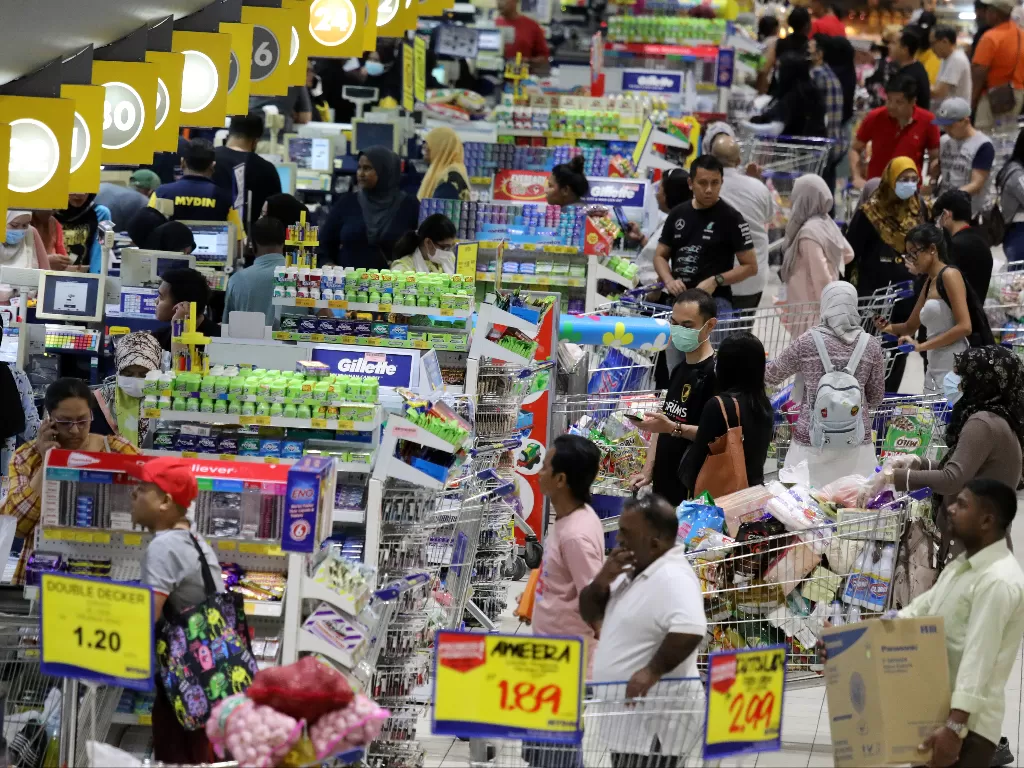 Warga Malaysia sedang berbelanja di supermarket. (photo/REUTERS/Lim Huey Teng)