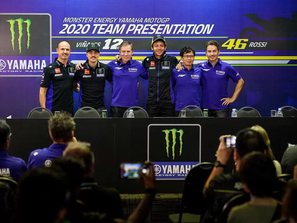 Maverick Vinales dengan tim Yamaha sewaktu peluncuran tim terbaru untuk musim 2020. (Instagram/@yamahamotogp)