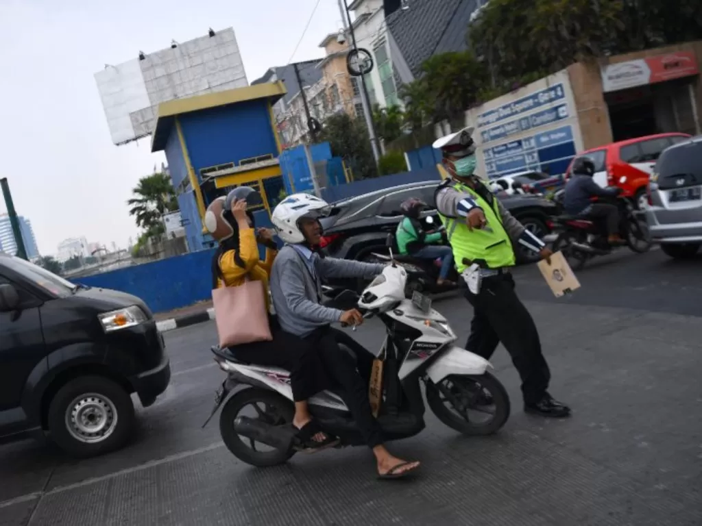 Ilustrasi polisi menilang pengendara sepeda motor (ANTARA/Sigid Kurniawan)