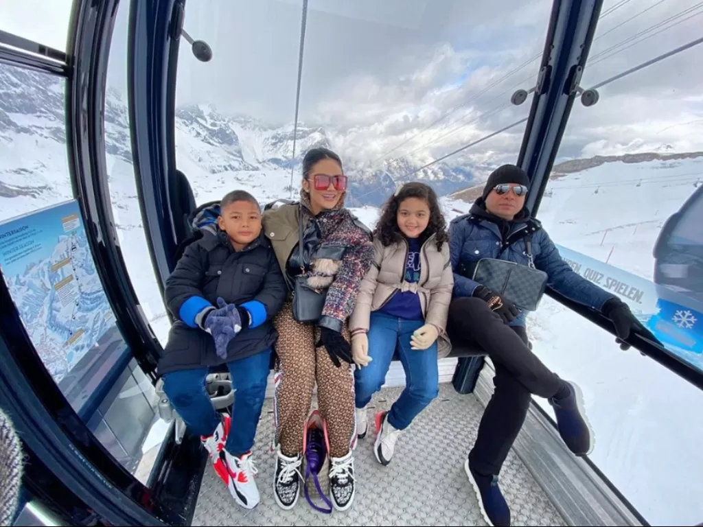 Krisdayanti saat berlibur bersama keluarga. (Instagram/@krisdayantilemos)