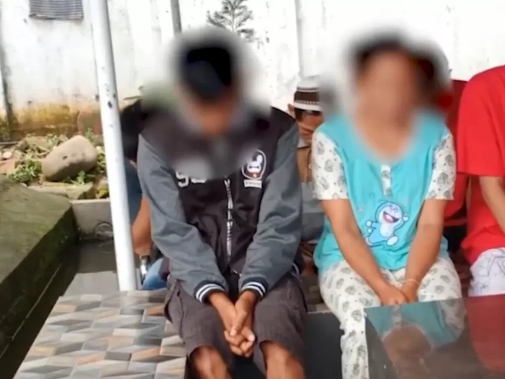 Ibu dan anak tertangkap basah melakukan hubungan intim di rumahnya di Muara Enim, Sumsel (Youtube/enim tv)