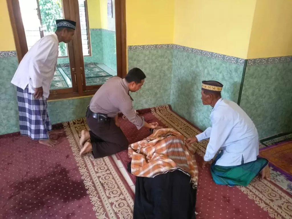 Tampak polisi sedang memeriksa tanda kehidupan dari Agus Salim imam masjid di Klaten yang ternyata telah meninggal (Facebook/Haryokoono)