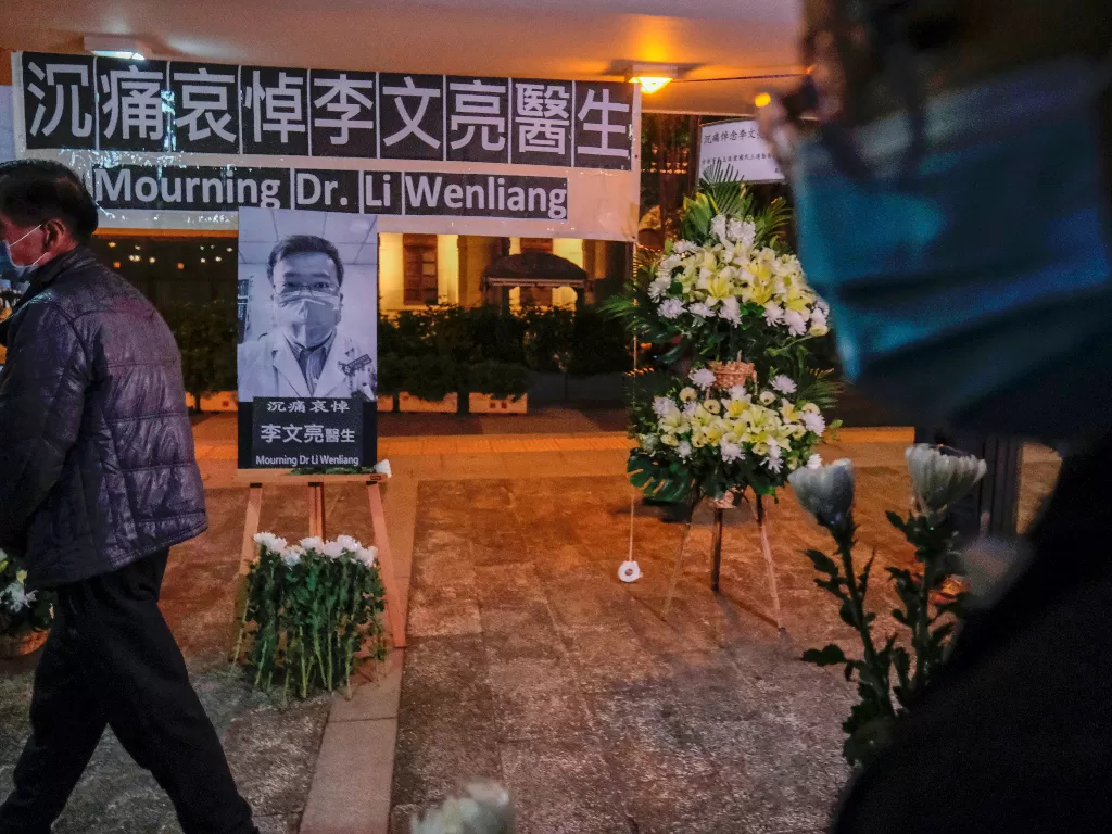Pemakaman dr Li Wenliang, dokter pemberi peringatan pertama terkait wabah virus corona. (REUTERS/Tyrone Siu)