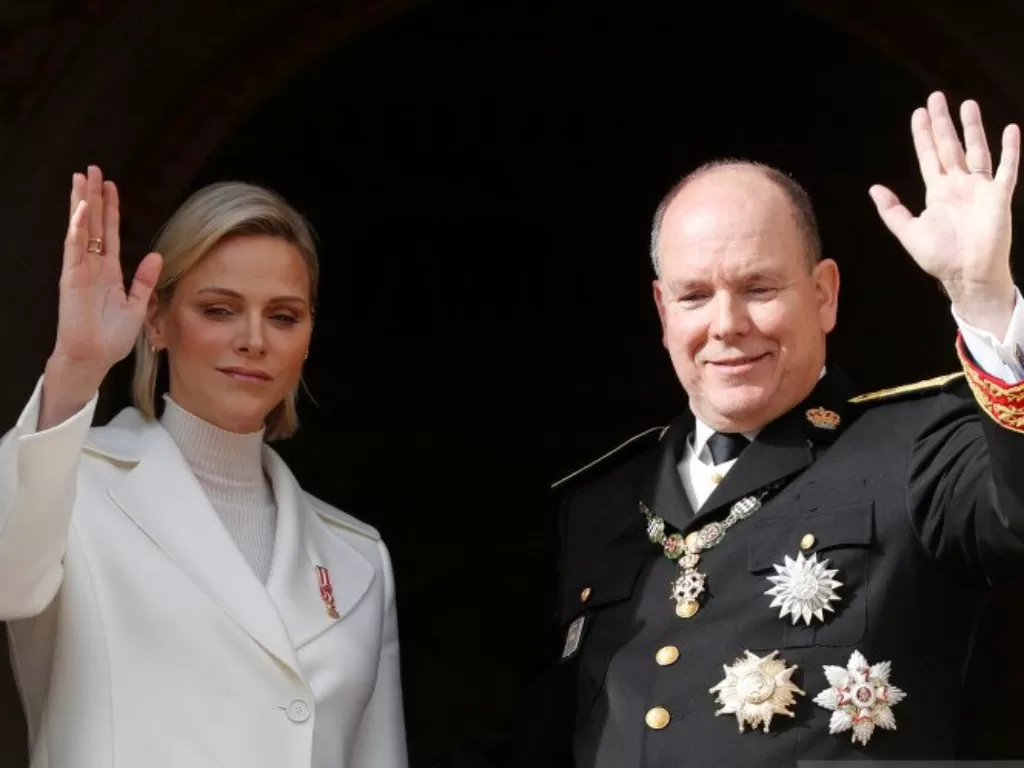 Pangeran Monaco Albert II dan sang istri Putri Charlene berada di balkon istana saat perayaan Hari Nasional di Monaco, Selasa (19/11/2019). (REUTERS/Eric Gaillard)