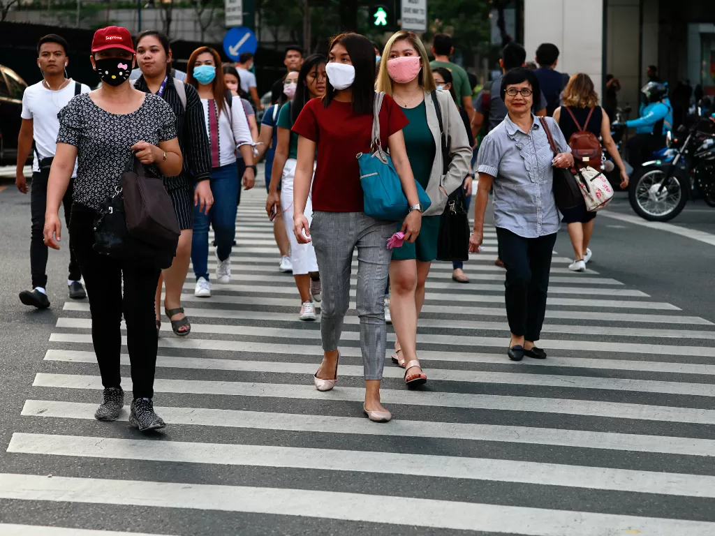 Sejumlah warga Manila, Filipina mengenakan masker setelah merebaknya virus corona. (REUTERS/Eloisa Lopez)