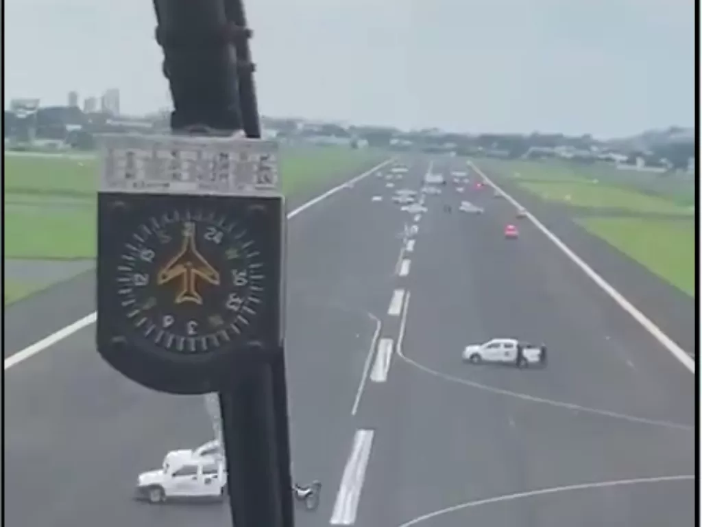 Tampilan mobil polisi yang menghalangi runway bandara. (SS/Twitter/@ArffManuel)