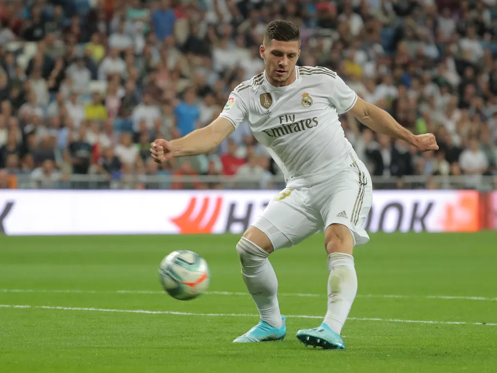 Striker Real Madrid, Luka Jovic, terancam mendapat sanksi dari klub dan federasi sepak bola negaranya setelah melanggar protokol karantina. (REUTERS/Juan Medina)