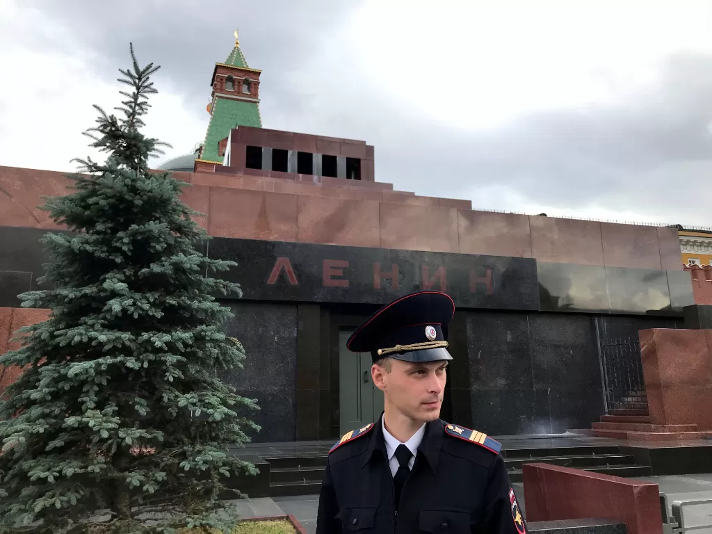 Seorang petugas keamanan berjaga di depan Mausoleum Lenin di Red Square, Moskow. (REUTERS/Jorge Silva)
