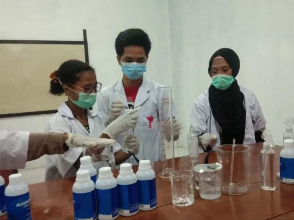 Mahasiswa Sekolah Tinggi Ilmu Kesehatan Sorong membuat cairan pembersih tangan. (Photo/ANTARA/Istimewa)