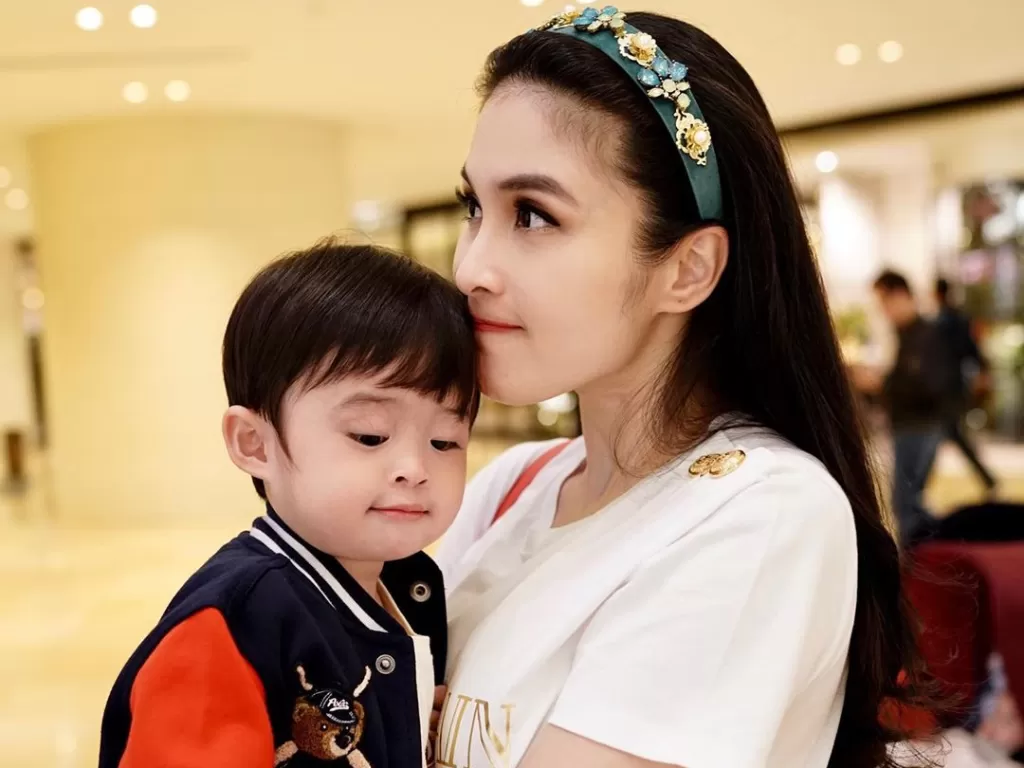 Sandra Dewi dan anaknya, Raphael Moeis. (Instagram/@sandradewi88)