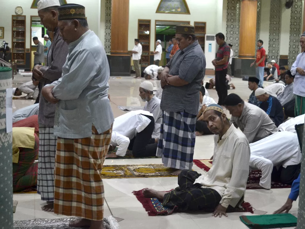 Kaum muslimin melakukan salat di Masjid Agung Al-Barkah, Bekasi, Jawa Barat, Rabu (18/3/2020). (ANTARA FOTO/Suwandy)