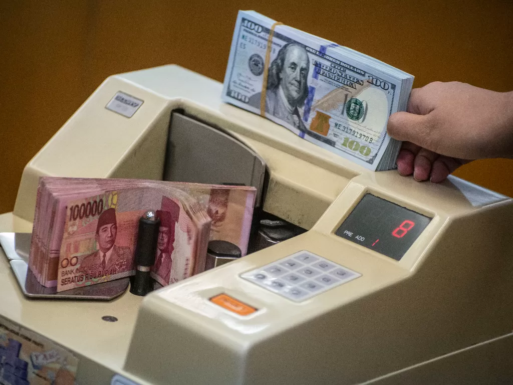 Rupiah semakin keok oleh mata uang asing, khususnya dolar AS (ANTARA FOTO/Aprillio Akbar).