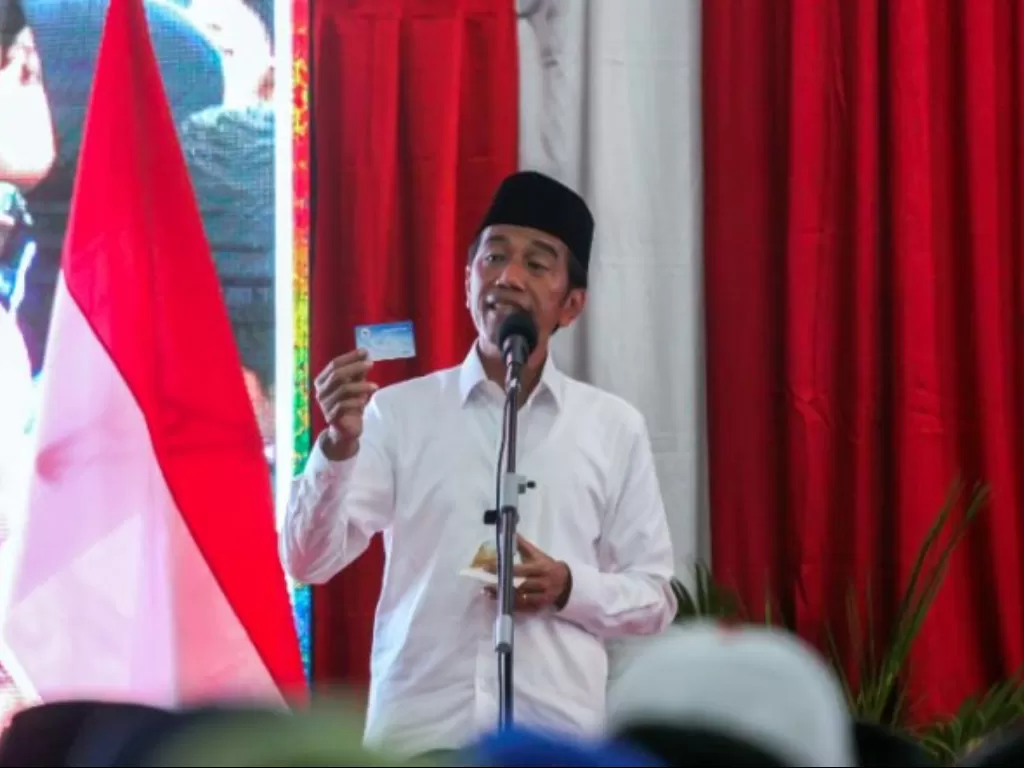 Presiden Joko Widodo ketika memperkenalkan Kartu Prakerja (ANTARA FOTO/Rahmad).