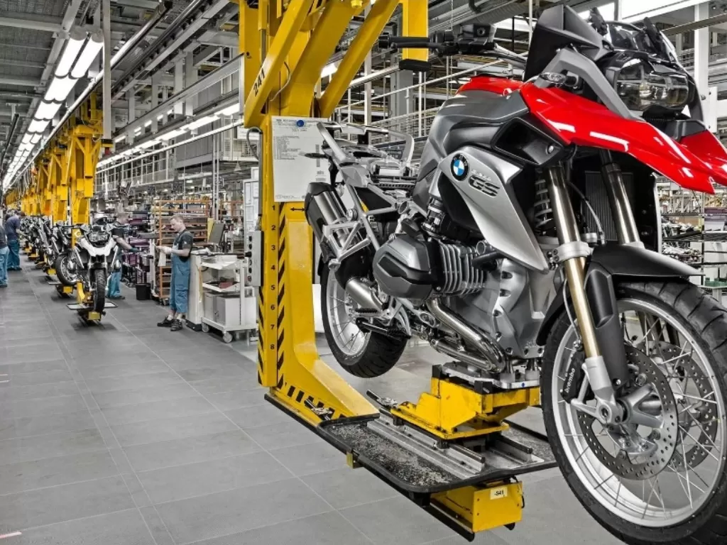 Ilustrasi pabrik motor BMW saat operasi produksi motor (Dok.RideApart)