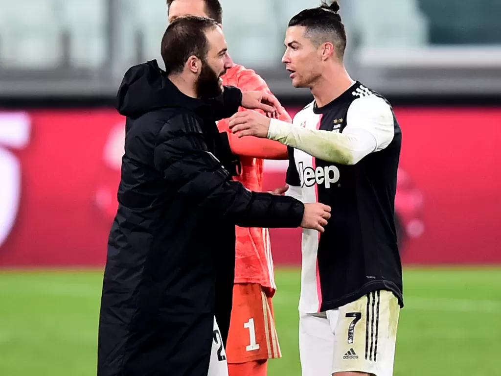 Striker Juventus, Gonzalo Higuain (kiri), memutuskan kembali ke kampung halamannya, Argentina. (REUTERS/Massimo Pinca)