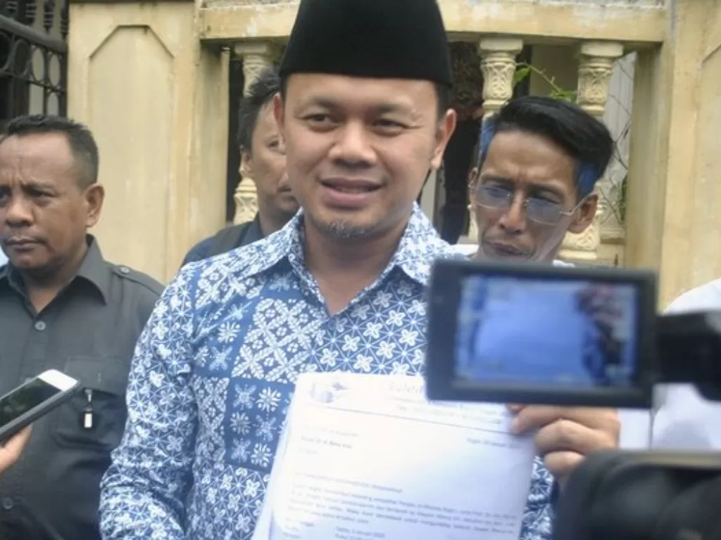 Wali Kota Bogor Bima Arya menjawab pertanyaan wartawan di Kantor Bawaslu Kota Bogor, Kelurahan Bantarjati, Kota Bogor, Jawa Barat, Jumat (11/1/2019). (ANTARA FOTO/Arif Firmansyah)