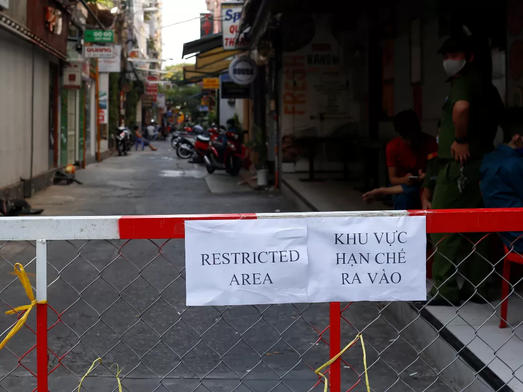 Kawasan turis Bui Vien di Ho Chi Minh City kini ditutup untuk mencegah penularan virus corona. (REUTERS/Yen Duong)