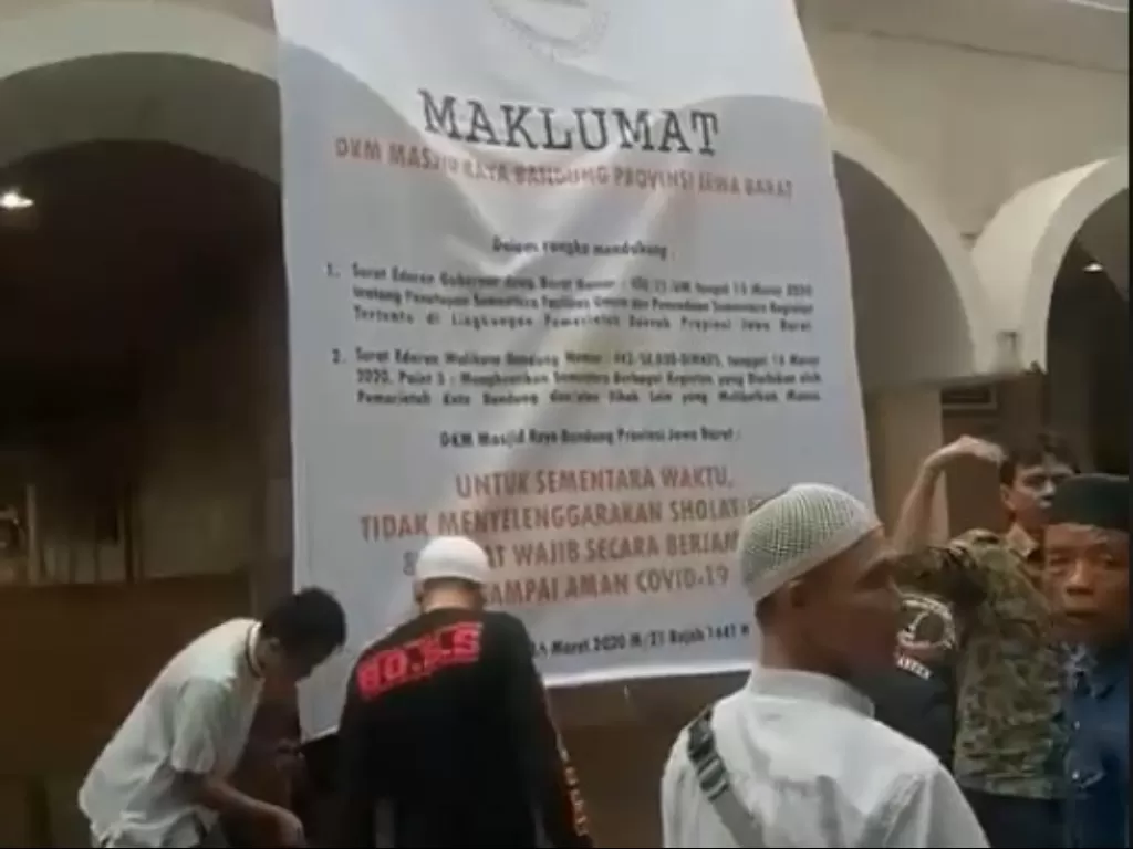 Aksi penurunan maklumat di Masjid Raya Bandung. (Facebook/HumorPolitik)