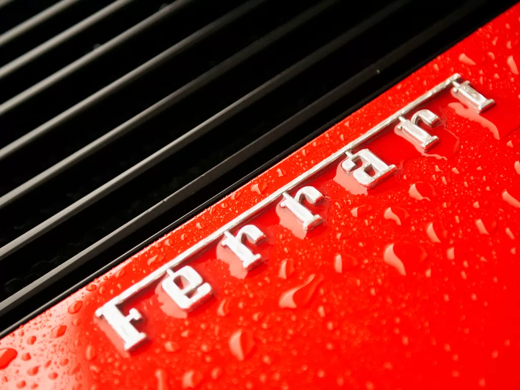 Tampilan tulisan Ferrari di salah satu mobil sportnya. (REUTERS/Loriene Perera)