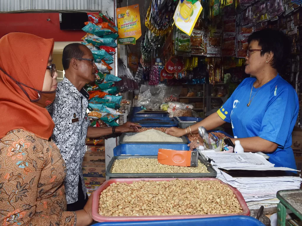 Petugas gabungan berbincang dengan pedagang saat melakukan inspeksi mendadak (sidak) di sebuah pasar. (ANTARA FOTO/Siswowidodo)