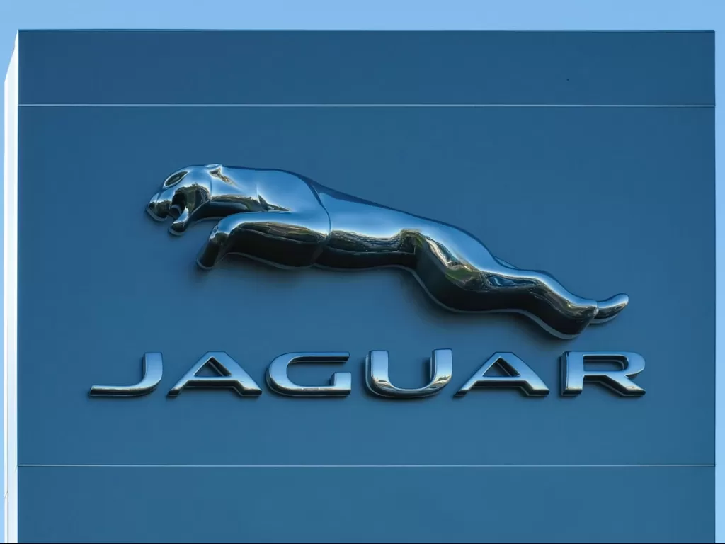 Logo pabrikan Jaguar. (Unsplash/Viktor Forgacs)