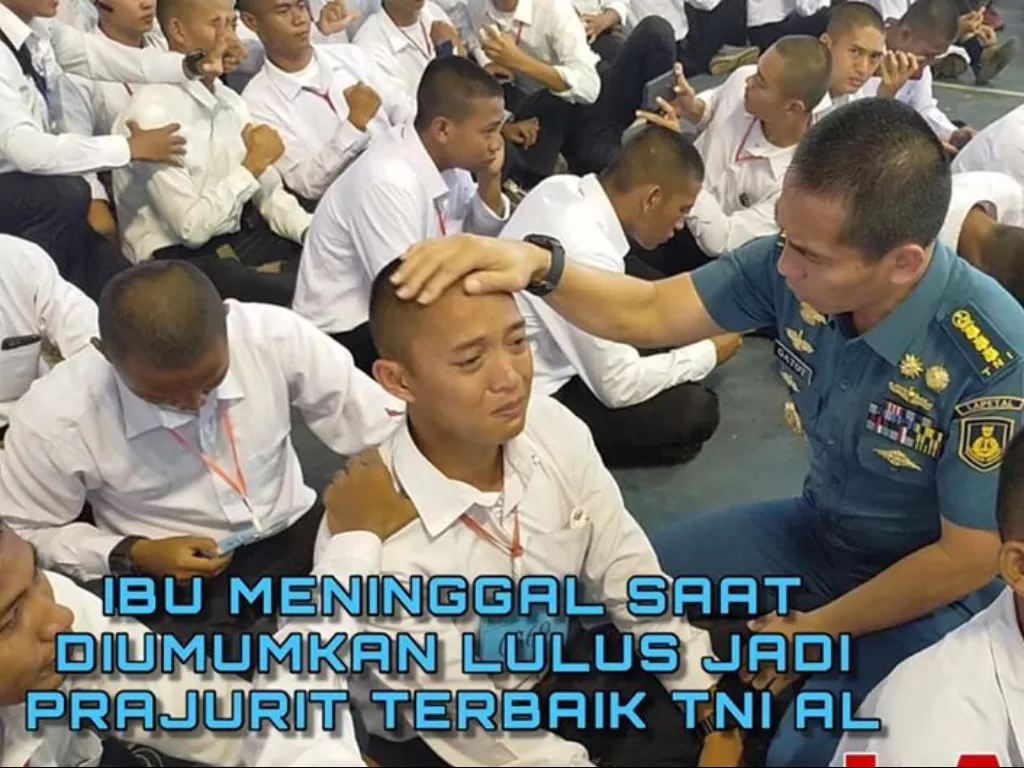 Calon prajurit TNI menangis saat mendengar kabar ibunya meninggal di tengah pengumuman kelulusan. (Instgaram/@lapetal_tni_al)