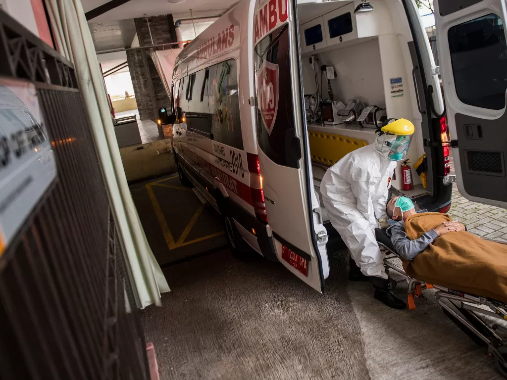 Petugas medis melakukan simulasi penanganan pasien terjangkit virus corona. (ANTARA FOTO/M Agung Rajasa)