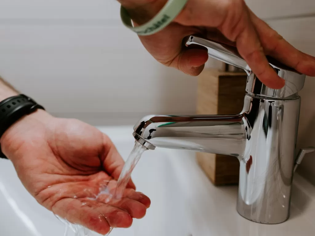 Ilustrasi mencuci tangan dengan air bersih. (Unsplash)