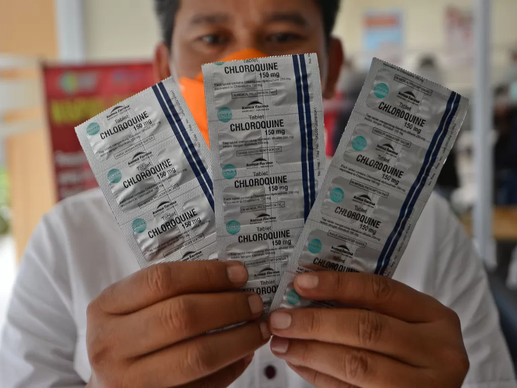 Petugas menunjukkan obat Chloroquine yang akan diserahkan kepada RSPI Sulianti Saroso di Jakarta (ANTARA FOTO/Aditya Pradana Putra)