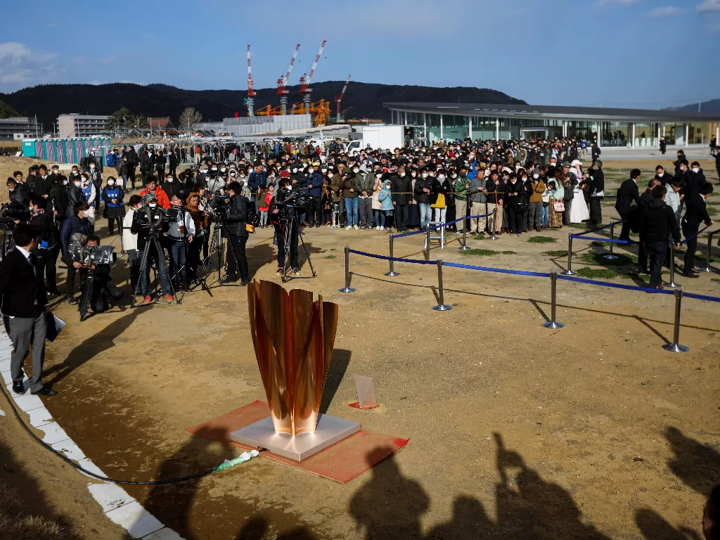 Orang-orang berbondong demi menyaksikan api Olimpiade Tokyo 2020 (REUTERS/Issei Kato)