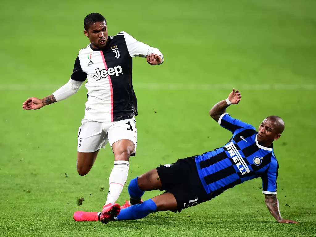Gelandang Juventus, Douglas Costa. (REUTERS/Massimo Pinca)
