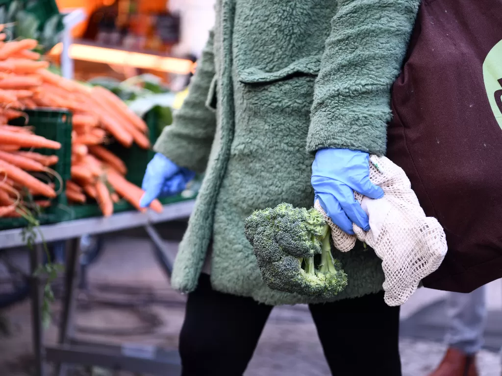 Warga Jerman memakai sarung tangan saat berbelanja (REUTERS/Annegret Hilse)