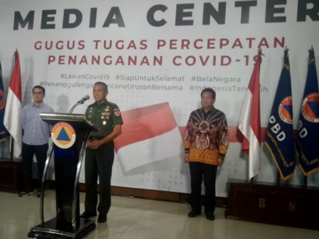 Kepala Pusat Kesehatan Angkatan Darat (Kapuskesad) Mayjen TNI Dr dr Tugas Ratmono SpS MARS MH menyampaikan penting melakukan deteksi dini dengan melakukan rapid test dalam menangani pandemi COVID-19 dalam konferensi pers di Graha BNPB, Jakarta, Minggu (22