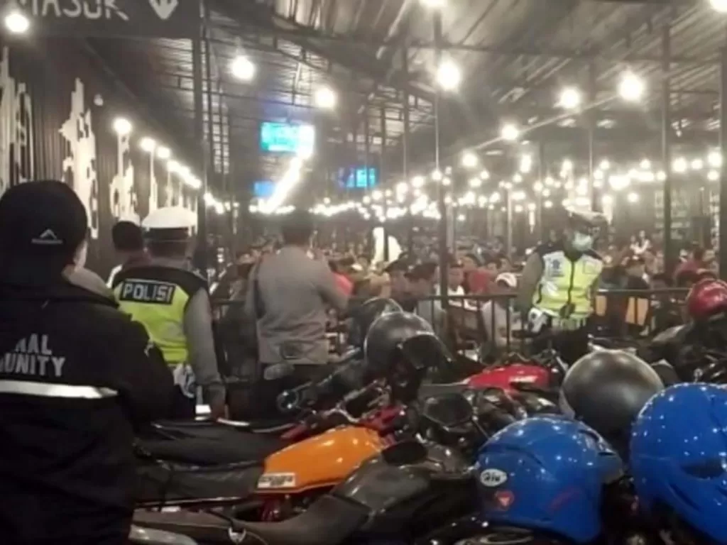 Polisi membubarkan pengunjung kafe di Surabaya (Istimewa)
