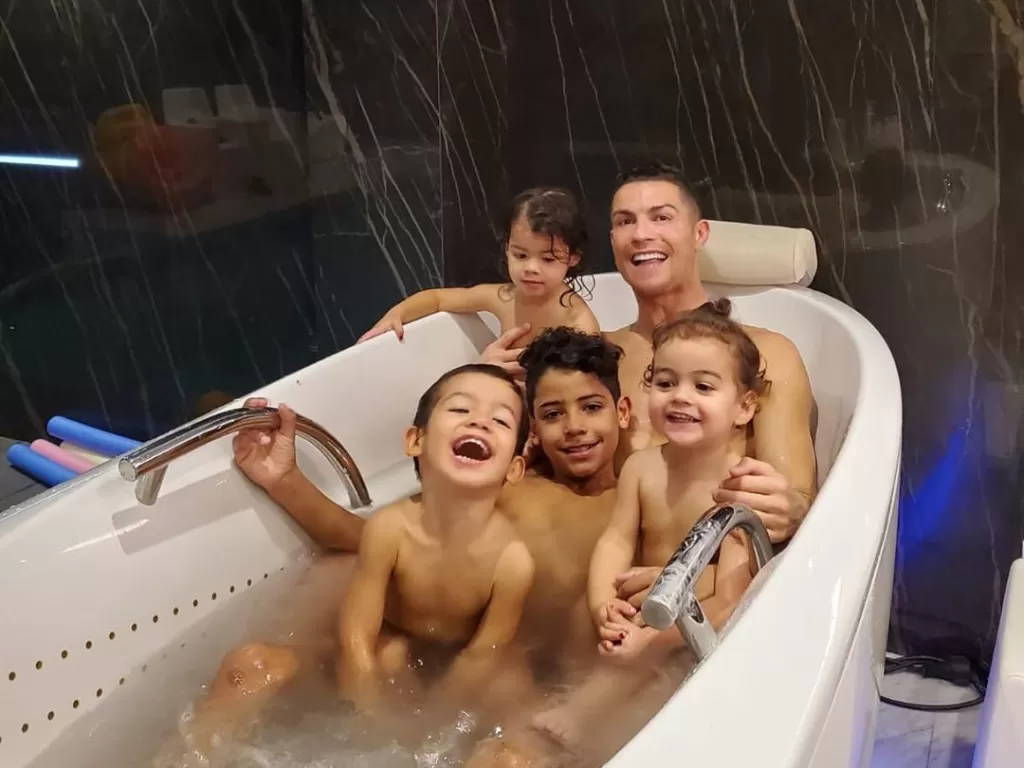 Cristiano Ronaldo bersama keempat anaknya. (Instagram/cristiano)